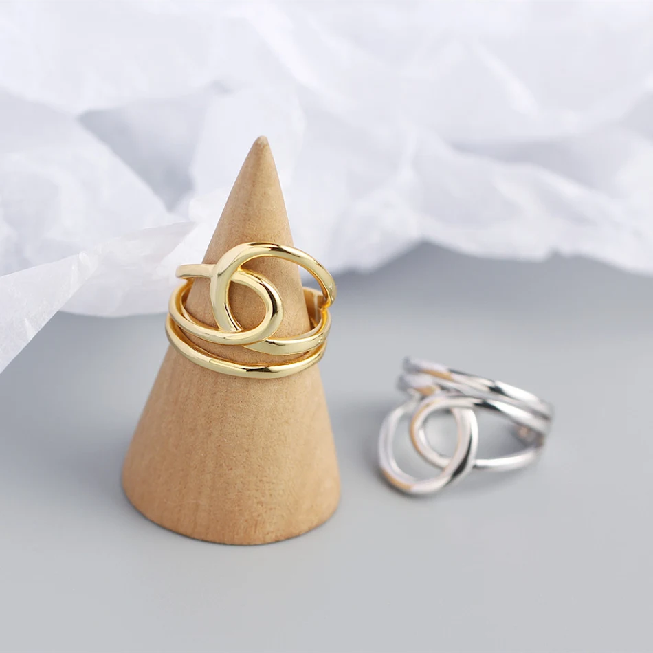 Bague double en argent sterling avec motif géométrique enroulé. Design élégant à deux couches, pour un style raffiné et tendance.