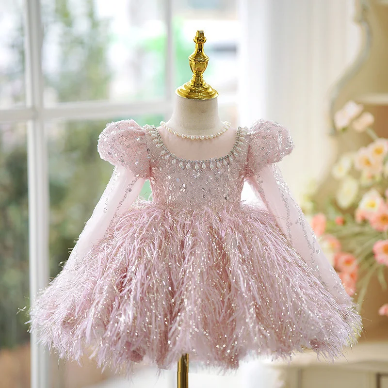 Costume de demoiselle d'honneur pour mariage avec performance instrumentale au piano. Élégance et souvenir inoubliable pour les événements spéciaux.