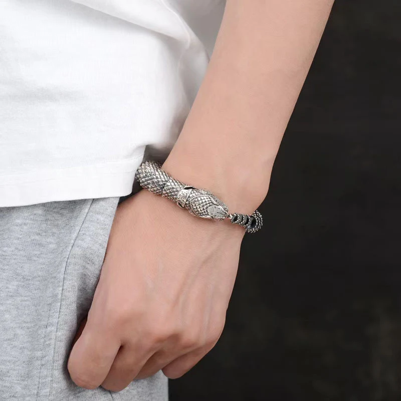 Chinese Seiko Boa Domineering herenarmband, retro dikke textuur, creatieve persoonlijkheid. Een modieuze statement armband.