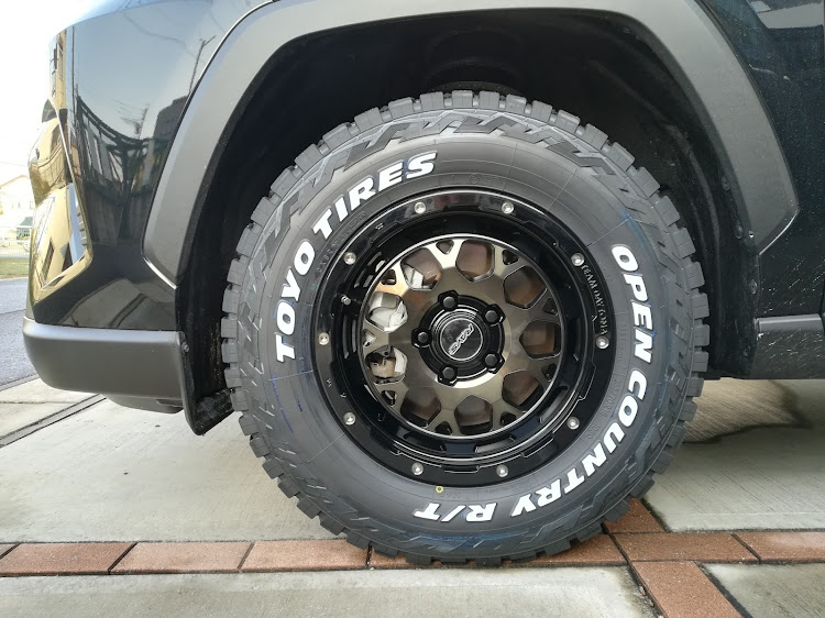 RAV4のOPEN COUNTRY R/T・rays M9・オフ感増し増し・M9・ホイールタイヤ交換に関するカスタム事例の投稿画像1枚目