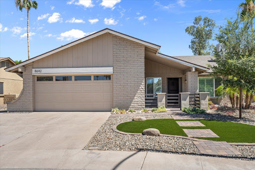 Luxury house for rent in Scottsdale (United States) - House facade with garage and garden