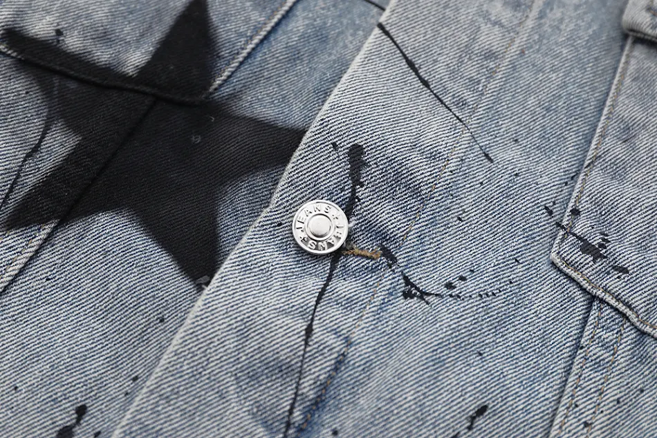Giacca di jeans con motivo a stella a cinque punte e schizzi d'inchiostro. Un look unico e moderno per un comfort e design audace che ti fa risaltare.