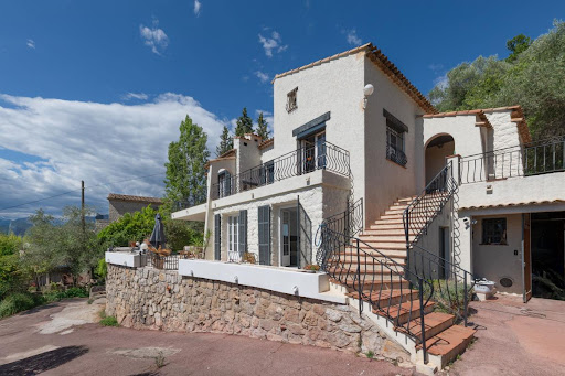 Maison avec piscine et terrasse 1