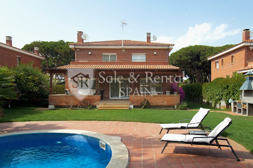 Villa purchase in Gavà (Spain) - Brick villa with pool and garden