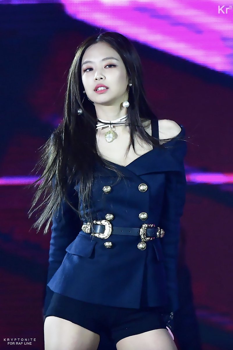 10+ Times BLACKPINK's Jennie Showed Off Her Pretty Shoulder-Line In Off ...