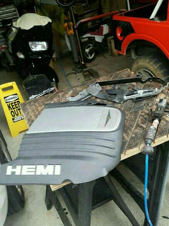 デリカD:5のHEMI 5.7L V8エンジンカバー加工取り付けに関するカスタム事例の投稿画像2枚目