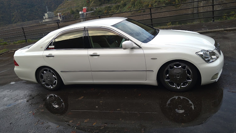 クラウンロイヤルのクレヨンしんちゃん・紅葉と愛車・ドライブ・洗車に関するカスタム事例の投稿画像6枚目