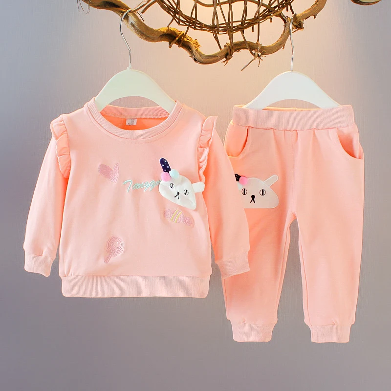 Herfstmeisje cartoon tweedelige set, ideaal voor comfort en stijl. Perfect voor koel weer, biedt warmte en een schattige uitstraling.