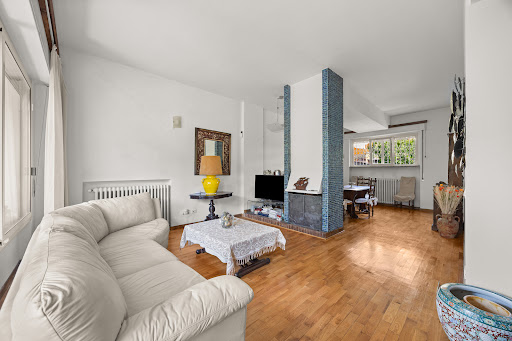 Villa with garden and terrace 4