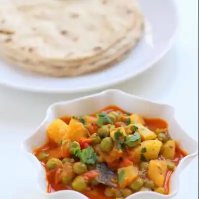 Aloo Tomato Sabji With Phulka Roti