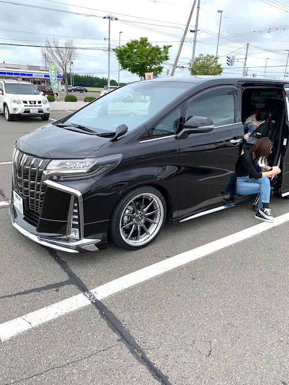 アルファードのアルファード30後期タイプゴールド・ヴェルズホイール・ホログラフィック90・ファミリーカー仕様・愛車も家族に関するカスタム事例の投稿画像1枚目