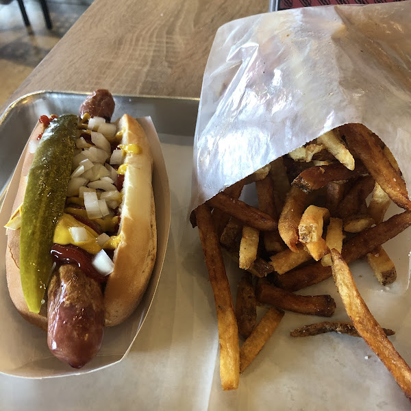 Gluten free buns and safe fryers for their delicious hand cut fries! I think the bun is Udi’s but they do a good job of toasting it! So good!