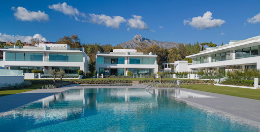 Maison contemporaine avec piscine en bord de mer 2