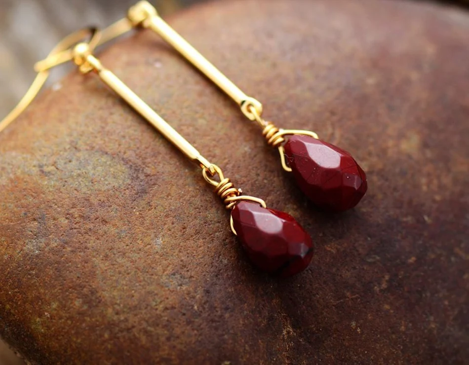 Natuurstenen oorhangers Red Jasper, klassiek en elegant. Prachtige sieraden, perfect cadeau.
