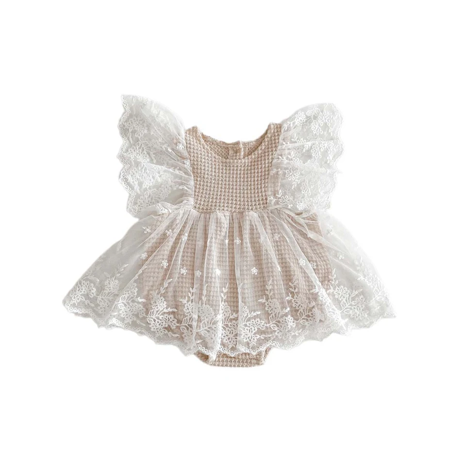 Kanten zomer rompertje met fladder mouwen voor baby's, perfect voor warme dagen. Zorgt voor comfort en een schattige uitstraling.
