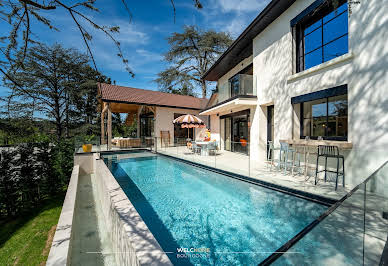 Maison contemporaine avec piscine et jardin 3