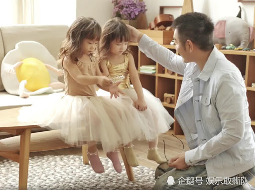 Trần Hạo Dân và hai cô con gái út.