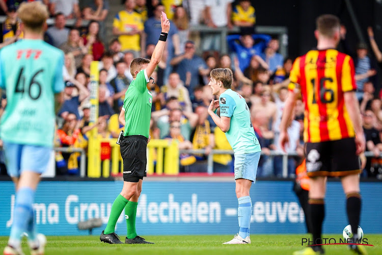 🎥 Quand l'arbitre se la joue cowboy et exclut un joueur de Westerlo pour deux jaunes en 4 secondes 