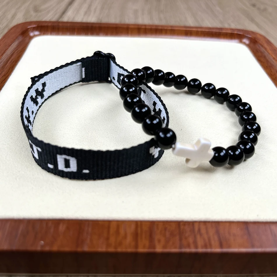 Bracelet Tressé en Pierre Naturelle WWJD Ensemble 2 Pièces Style Punk. Un bijou tendance et significatif pour affirmer votre style quotidien avec caractère.