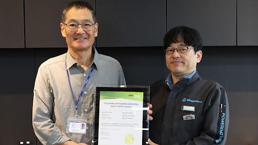 From left: Award recipients Kazuhiko Omote, General Manager, X-ray Research Laboratory; and Raita Hirose, Imaging Group, Advanced Analytical Technology Research Department, X-ray Laboratory (Photo: Business Wire)