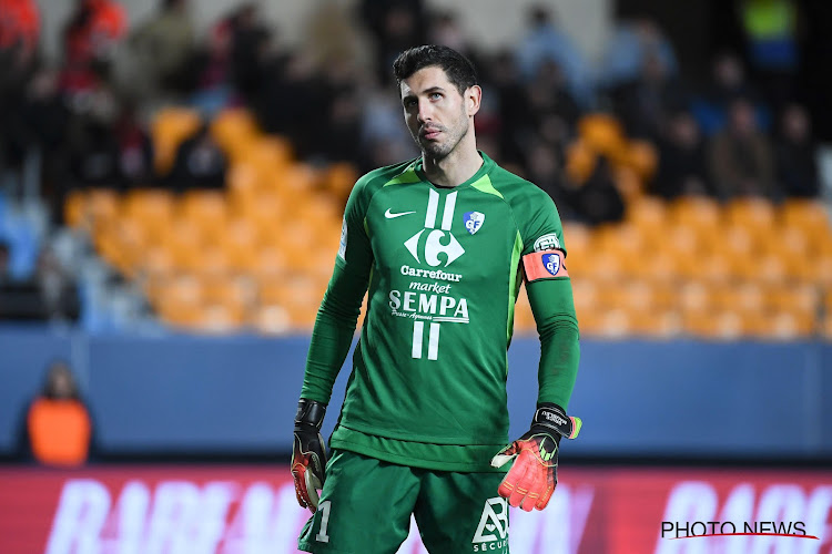 🎥 Ondertussen in de Franse tweede klasse: keeper gooit de bal letterlijk in eigen doel