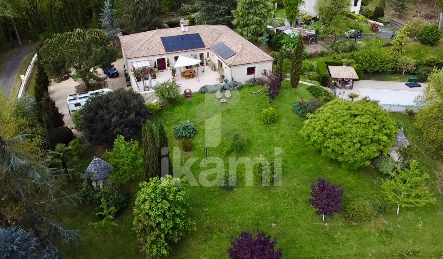 House with pool and terrace Douzillac