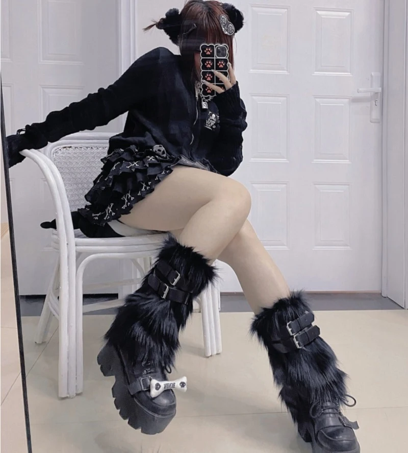 Harajuku Millennium Punk leren gesp pluche sokken. Warme voeten met punk stijl. Geniet van comfort en een unieke, edgy look.