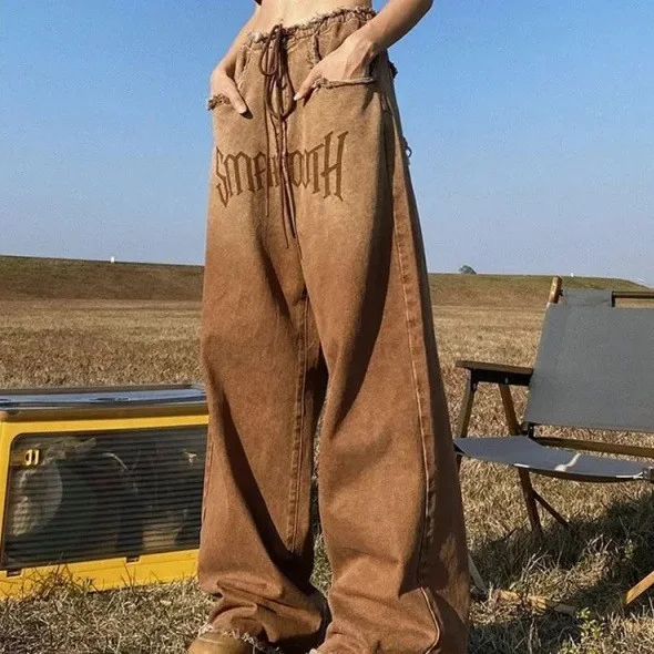 American-style Retro Frayed Design Loose Wide-leg Jeans. Experience comfort and a vintage aesthetic with these relaxed, 