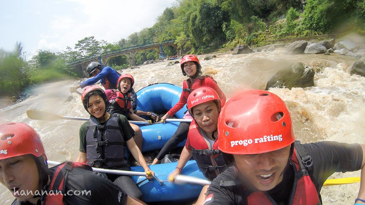 Diguncang jeram yang bikin jantung deg-degan.