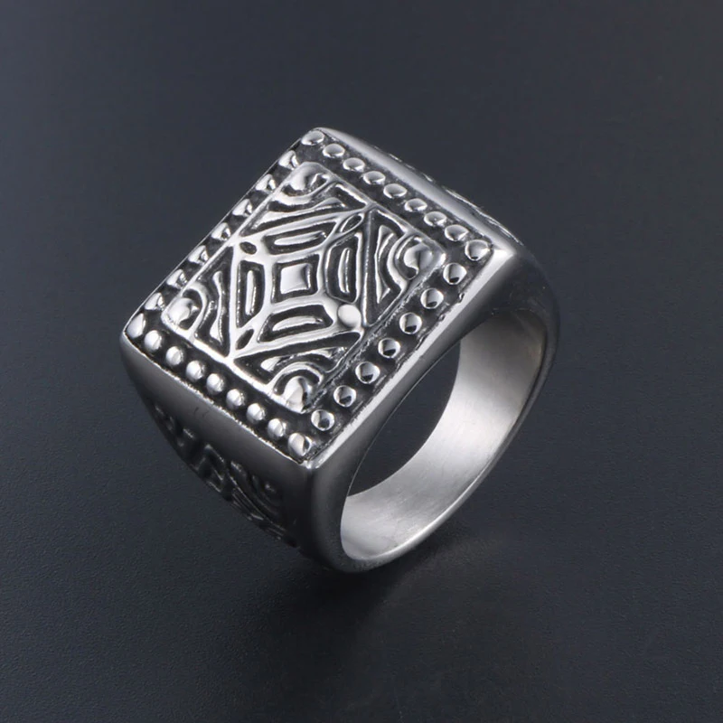 Gepersonaliseerde Trendy Vierkante Herenring. Voeg een vleugje stijl toe met deze moderne ring met uniek ontwerp en gepersonaliseerde gravure.