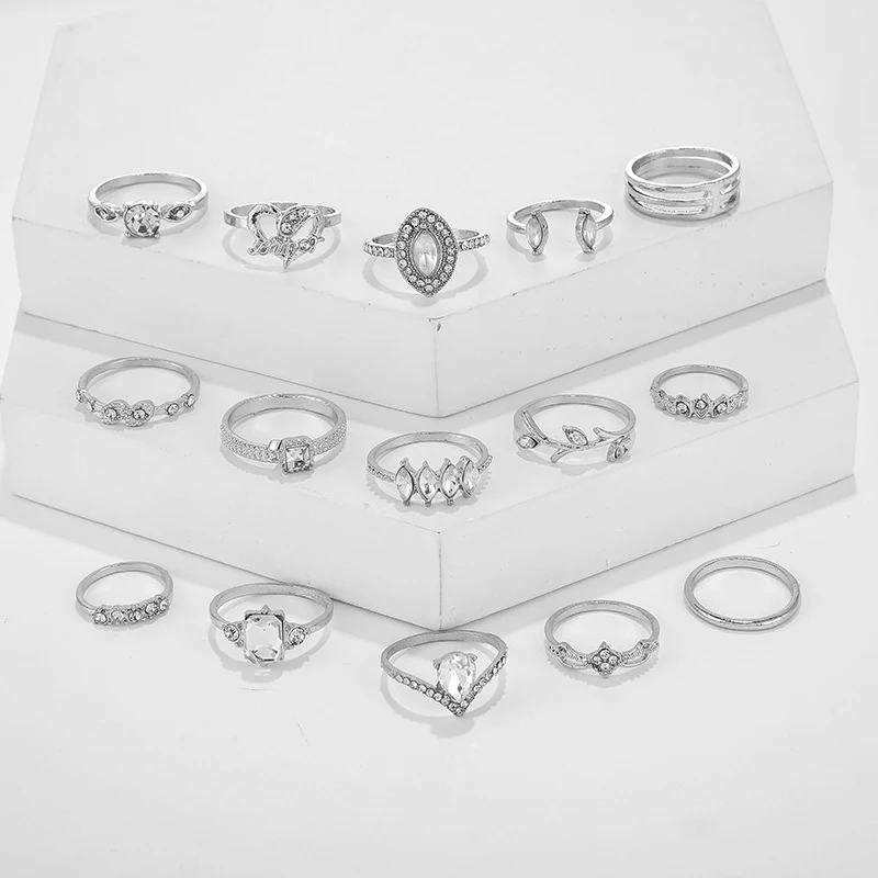 Nouvelle bague de costume bohème pour femmes européennes et belles. Un bijou élégant pour un look sophistiqué et tendance, idéal pour toutes occasions.
