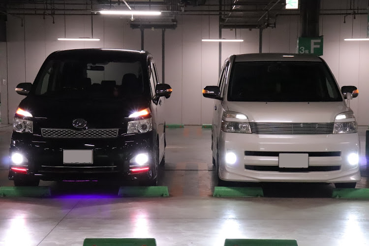 ヴォクシーのVOXYコラボ・初の立駐撮影・車高低いのは憧れる・VOXY60&70に関するカスタム事例の投稿画像1枚目
