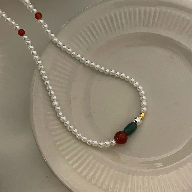 Collier perles couleurs contrastées style chinois, rouge et vert. Un bijou unique pour un look élégant et une touche culturelle.