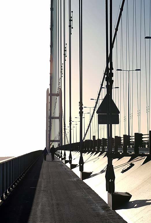 Humber_bridge_walkway.jpg
