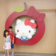 Hello kitty 蘋果村親子餐廳