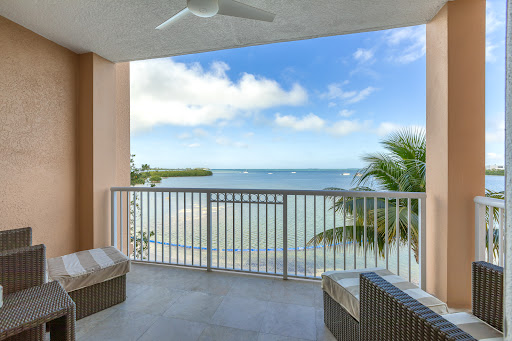 Apartment with pool 2