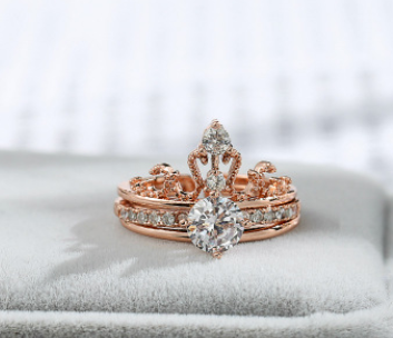 Wittegouden dames ring met kroon, verlovings- en trouwring sieraden, een perfect cadeau om de liefde te vieren en elegantie te tonen.