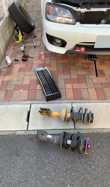 レガシィB4のBE5・レガシィB4・DIY・RSK・HKS車高調に関するカスタム事例の投稿画像1枚目