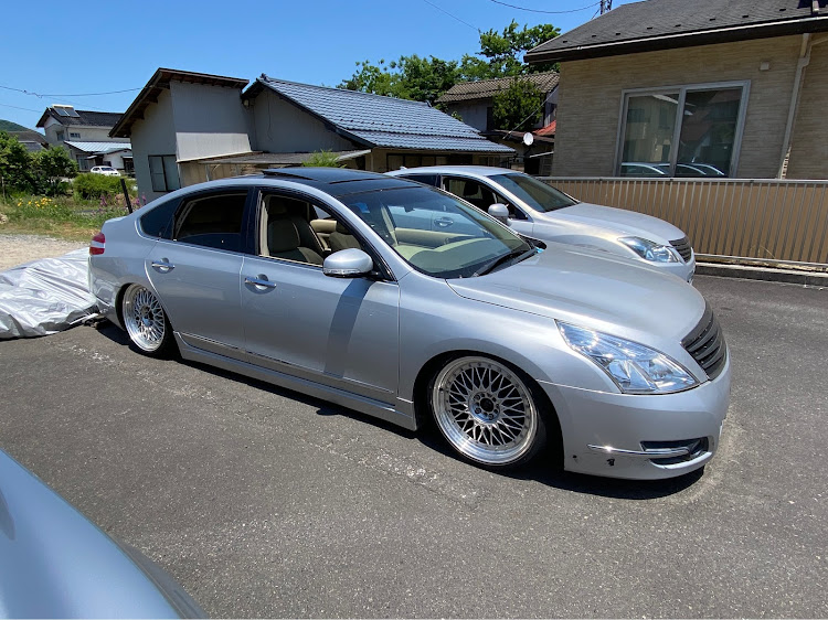 ssssoooootatatataさんが投稿した低いようで低くない丁度良い高さ・車高調整・ホイール交換・J32ティアナに関するカスタム事例の投稿画像1枚目