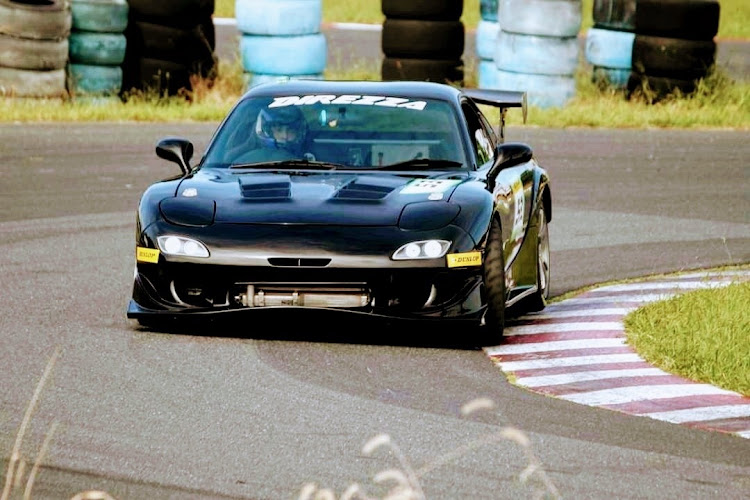 RX-7のディレチャレ・サーキット・RX-7・FD3S・右斜め前写真展に関するカスタム事例の投稿画像1枚目