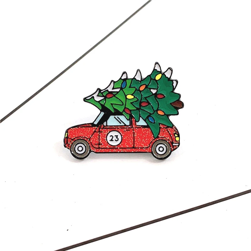 Noel Ağacı Arabası, bardak, şeker, çorap ve broş ile. Taşıma ve dekorasyon için mükemmel. Kolay ve keyifli bir Noel!