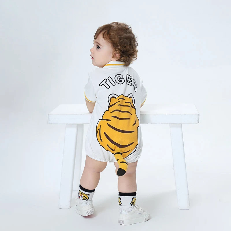Letnja zabava sa Summer Infant Outing, jednodelni trodimenzionalni kombinezon u obliku tigra, idealan za udobne i zabavne izlaske sa bebom.