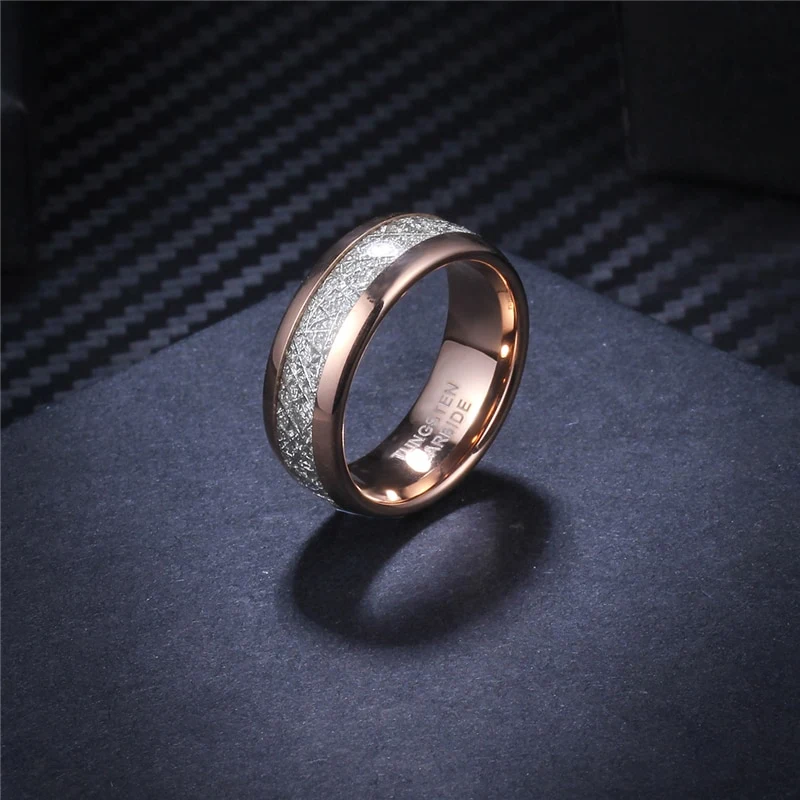 Bague avec incrustation de météorite en or rose Un bijou unique et élégant pour elle et lui. Une touche cosmique à votre doigt.