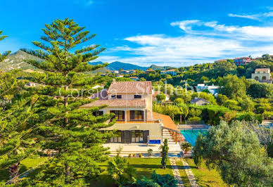 Seaside villa with pool and garden 4