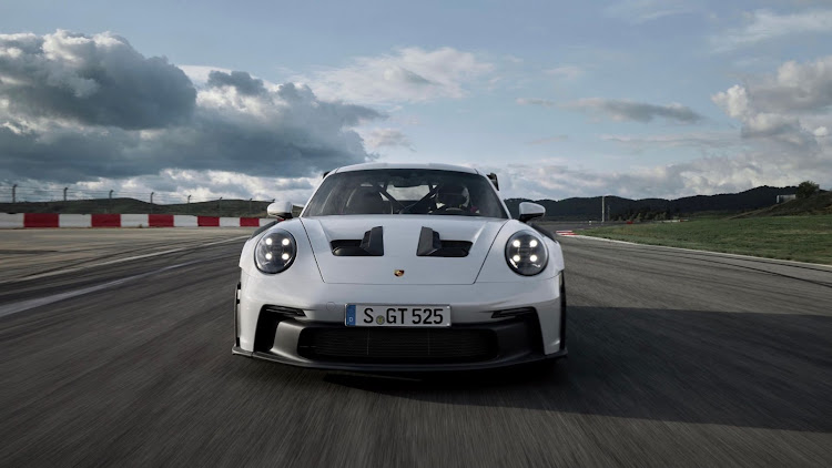 Large nostrils on the front lid channel hot air upwards and outwards over the roof to ensure cooler intake temperatures at the rear.