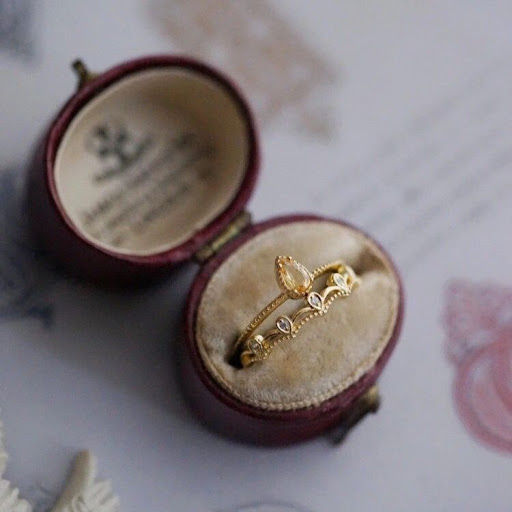 Title 5, Fashion Inlaid Zircon Lace Transfer Ring, a sty...