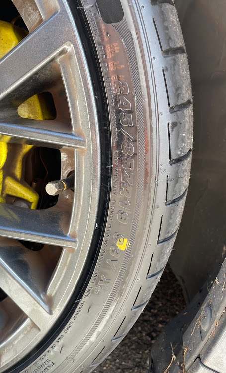 WRX STIのDAVANTI PROTOURA SPORT・タイヤ交換完了・245/35R19・これでも純正・ホイール洗いたいに関するカスタム事例の投稿画像2枚目