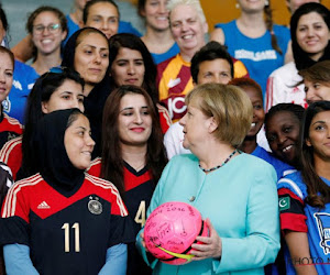 Angela Merkel doet duit in het zakje voor vrouwenvoetbal!