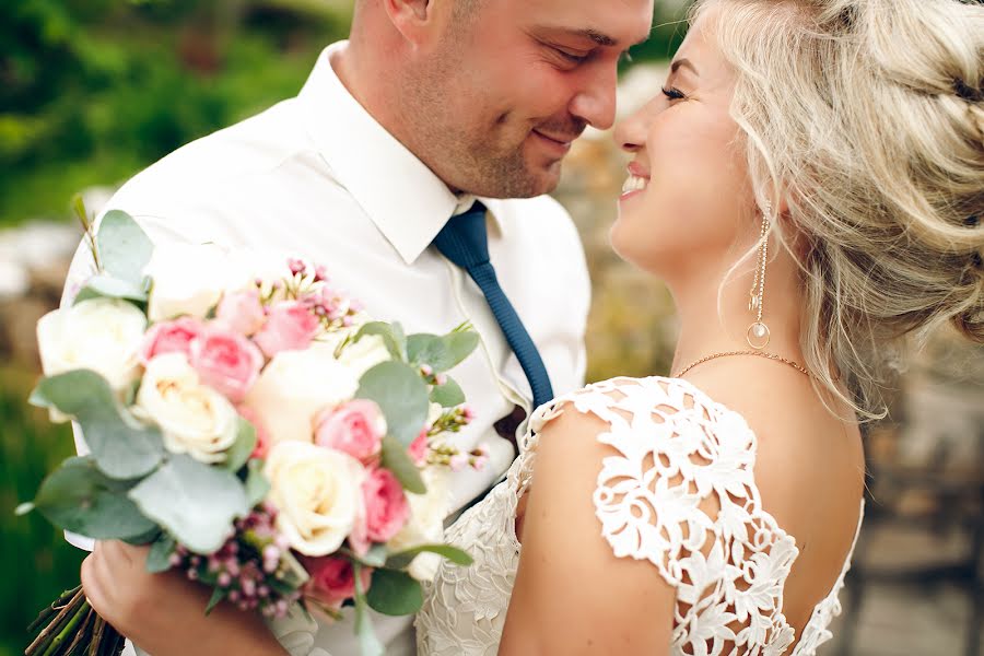 Fotografo di matrimoni Lesya Frolenkova (lesyafos). Foto del 11 agosto 2017