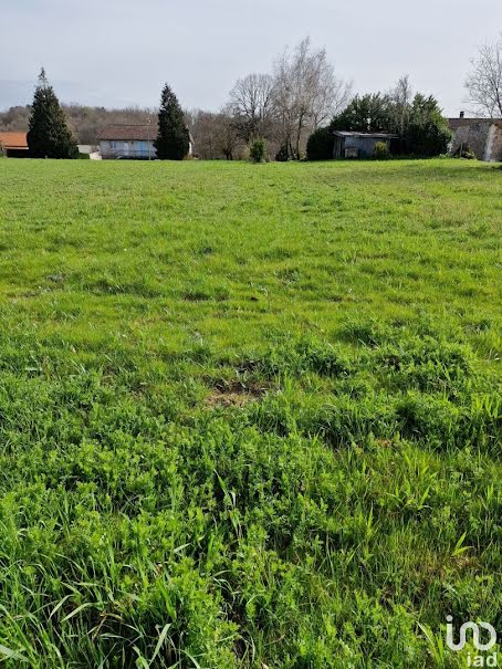 Vente terrain  2104 m² à Savignac-de-Nontron (24300), 19 800 €